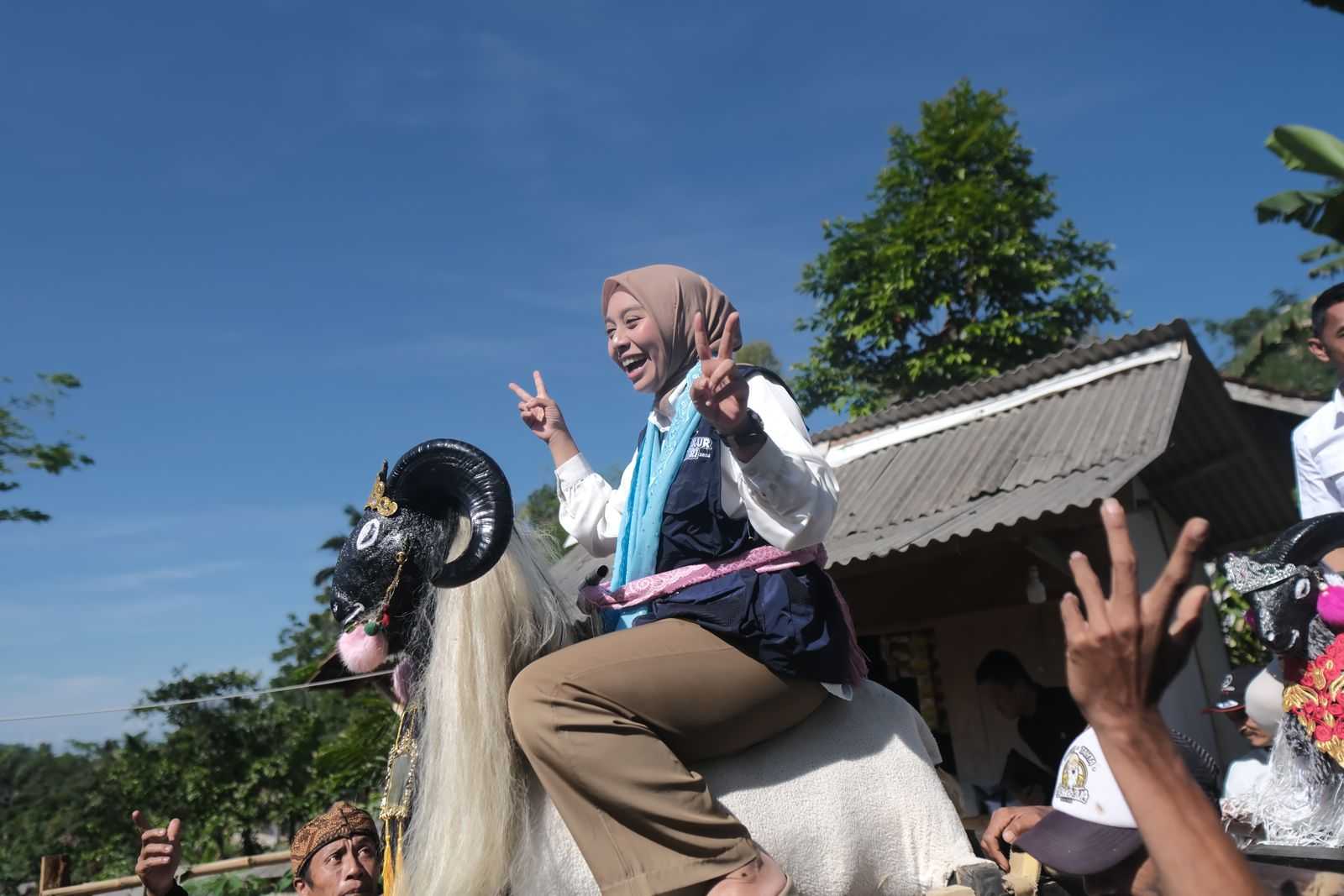 Putri Karlina Dipapag Iringan Kesenian Dodombaan saat Kunjungi Desa Sukajaya